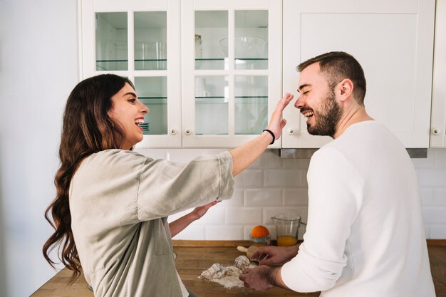 Couple s&#39;amuser pendant la cuisson