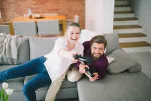 Photo gratuite couple s'amuser et playin console