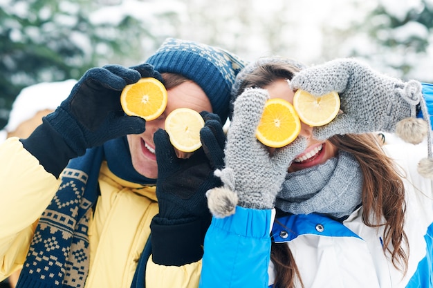 Couple s'amuser avec des vitamines naturelles en hiver