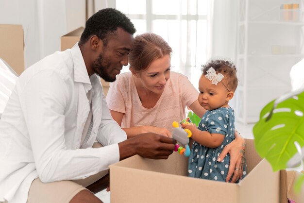 Couple s'apprêtant à déménager avec leur fille