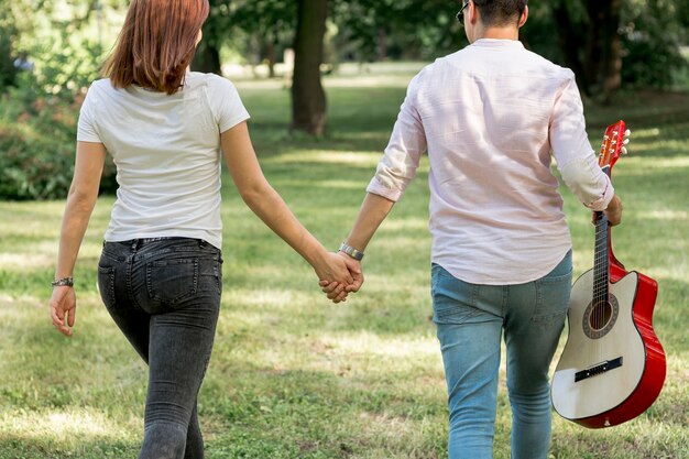 Photo gratuite couple s'éloignant avec coup de guitare arrière