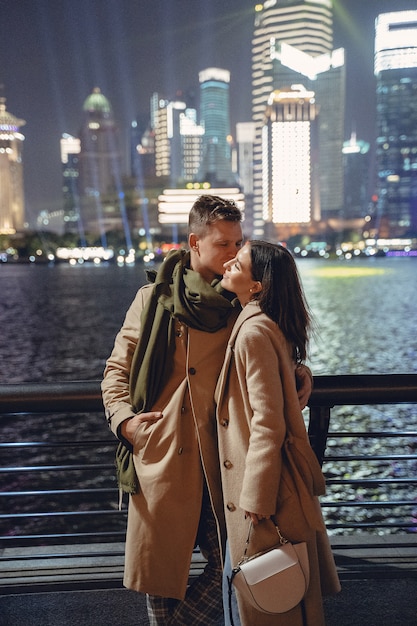 Couple s'embrassant au bord de l'eau du Bund à Shanghai Chine