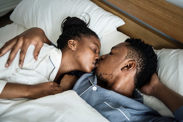 Un couple s&#39;embrassant au lit