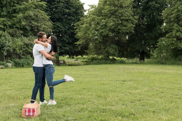 Couple s&#39;embrassant au parc