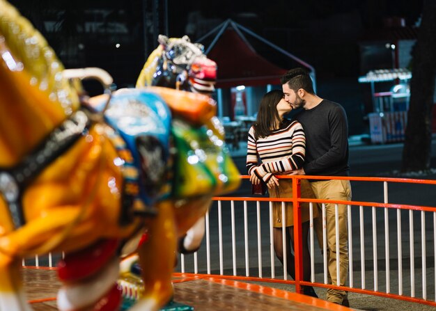 Couple s&#39;embrassant dans un parc à thème