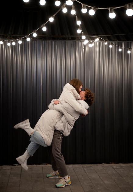 Couple s'embrassant à l'extérieur