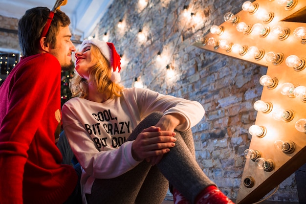 Couple s&#39;embrassant à Noël