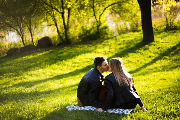 Couple, s&#39;embrasser, dans parc