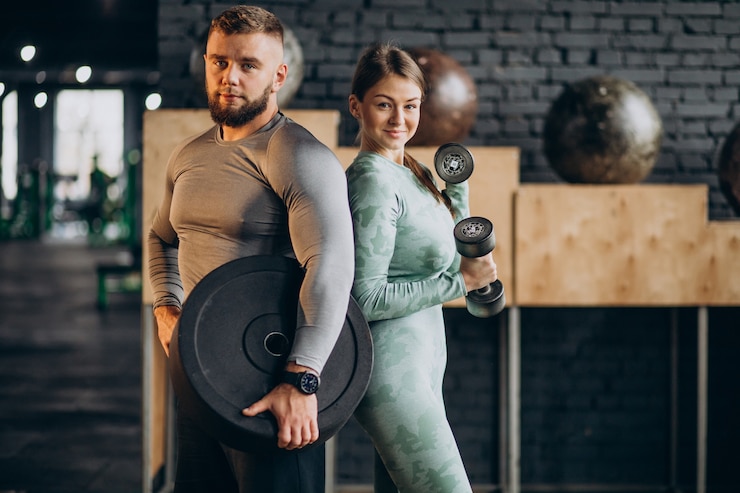 Photo gratuit couple s'entraînant ensemble au gymnase