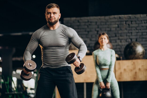 Couple s'entraînant ensemble au gymnase