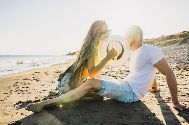 Couple sur le sable en journée ensoleillée