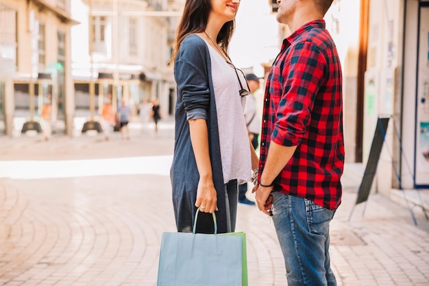 Photo gratuite couple avec des sacs à provisions