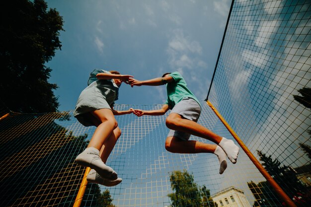 Couple sauter sur le trampoline