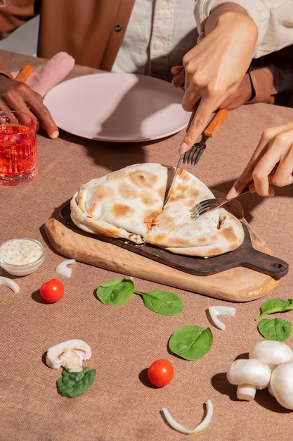 Photo gratuite couple savourant une délicieuse cuisine italienne