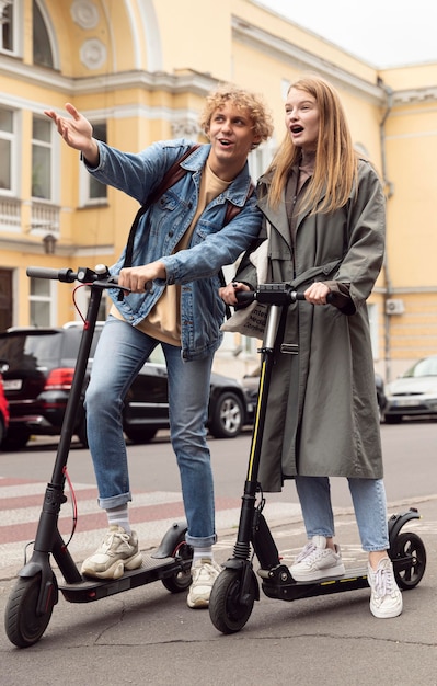 Couple sur des scooters électriques dans la ville