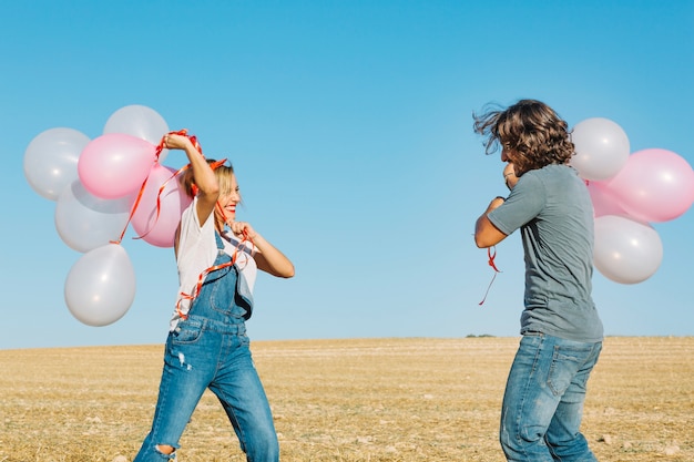 Couple se battre avec des ballons