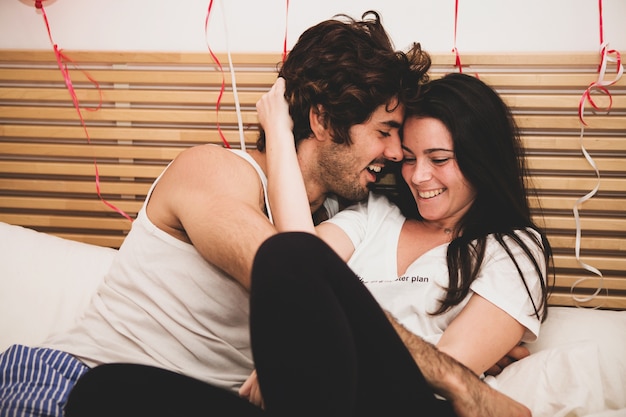 Photo gratuite couple se blottit dans son lit