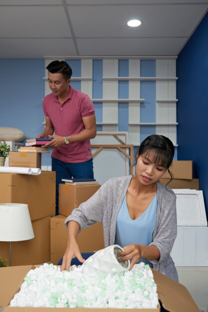 Couple se déplaçant dans un nouvel appartement