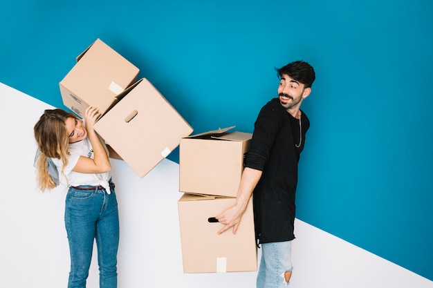 Couple se déplaçant vers un nouvel appartement avec des boîtes