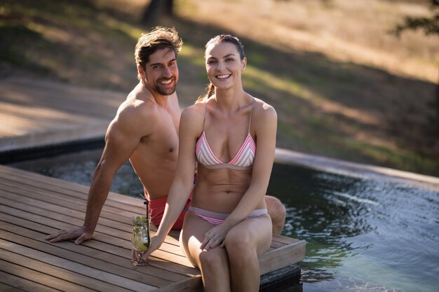 Couple se détendre dans la piscine pendant les vacances de safari