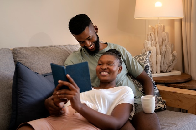 Couple se détendre ensemble à l'intérieur