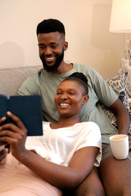 Photo gratuite couple se détendre ensemble à l'intérieur