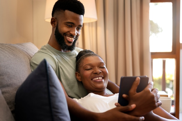 Couple se détendre ensemble à l'intérieur