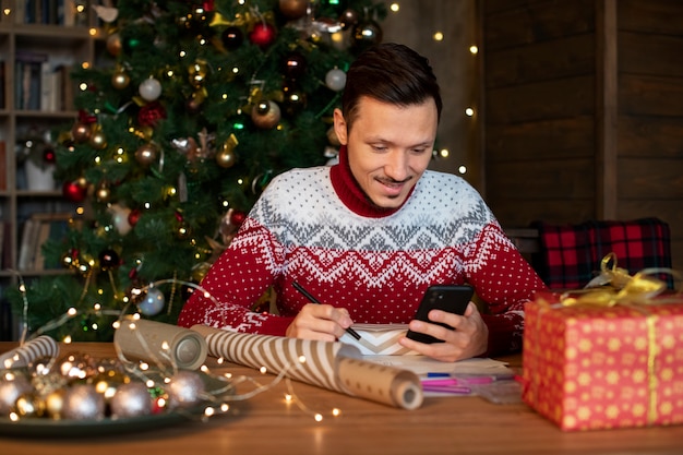 Photo gratuite couple se donnant des cadeaux de noël