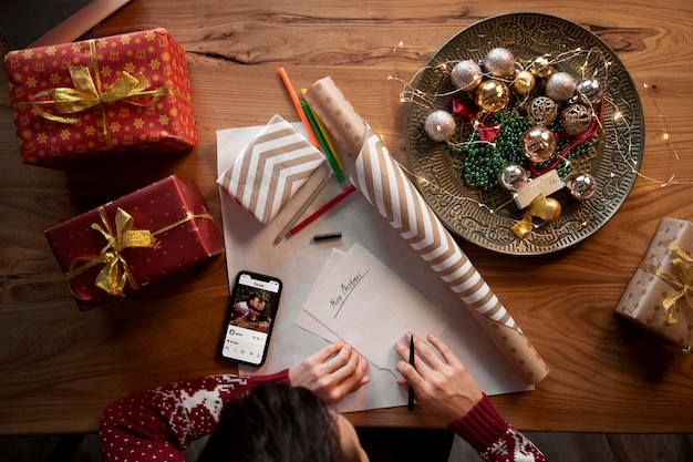 Couple se donnant des cadeaux de Noël