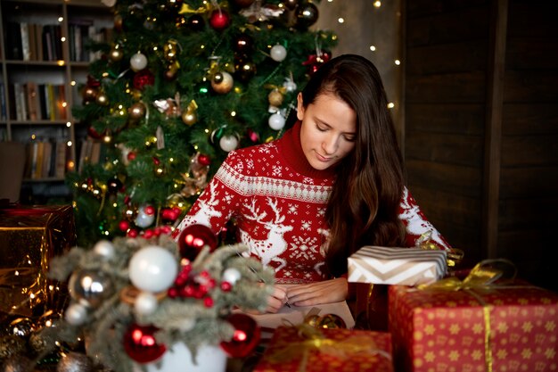 Couple se donnant des cadeaux de Noël