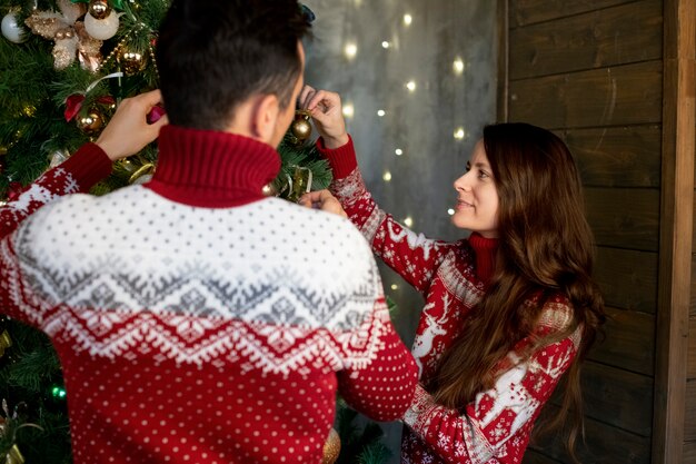 Couple se donnant des cadeaux de Noël