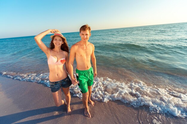 Couple se promener sur la plage