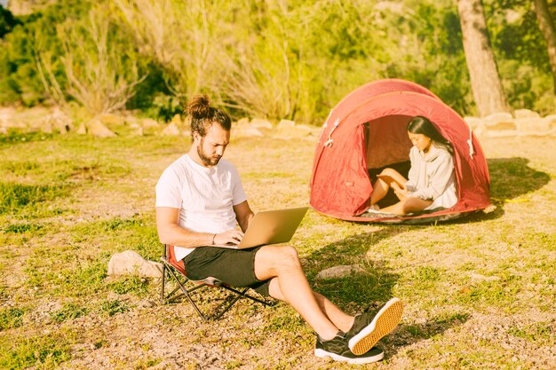 Couple se reposer en camping et travailler à distance