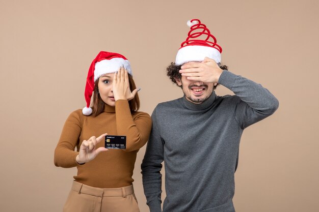 Un couple se tient à côté du sapin de Noël