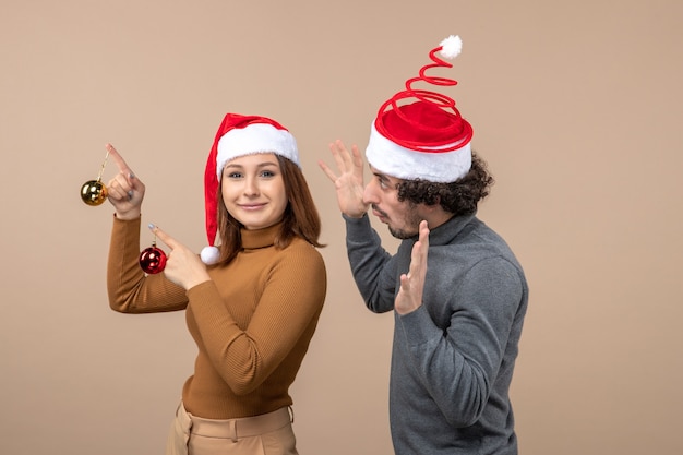 Un couple se tient à côté du sapin de Noël