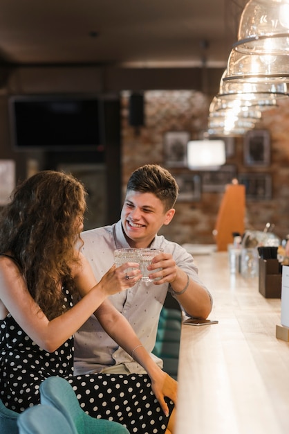 Couple, séance, barre, compteur, grillage, boissons, barre