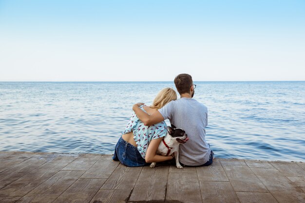 Couple, séance, à, bouledogue français, près, mer