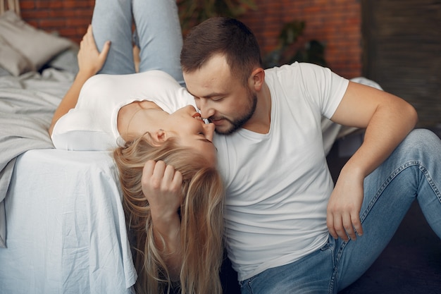 Photo gratuite couple, séance, lit, salle