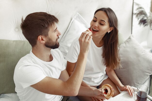 Couple, séance, lit, salle