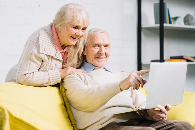 Couple Senior à l&#39;aide d&#39;un ordinateur portable