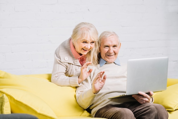 Couple Senior à l&#39;aide d&#39;un ordinateur portable