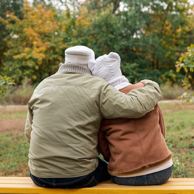 Photo gratuite couple senior sur le banc