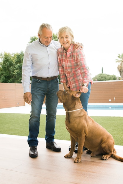 Photo gratuite couple senior avec chien dans le jardin