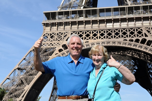 Couple senior devant la Tour Eiffel à Paris
