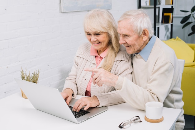 Couple Senior faisant un appel vidéo