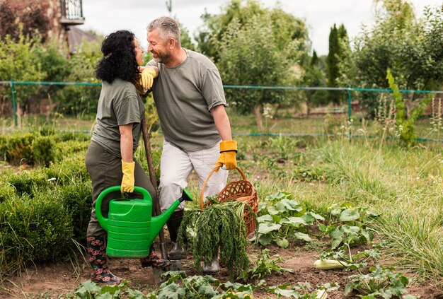 Couple Senior récolte des carottes