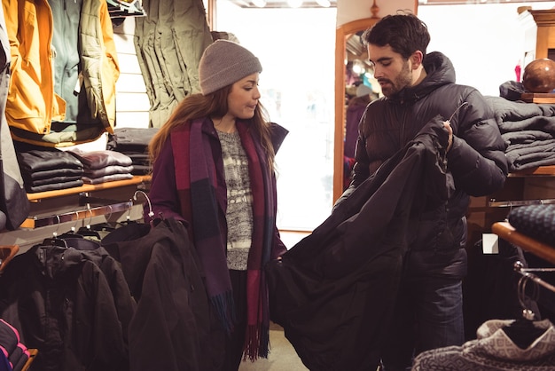 Couple shopping dans un magasin de vêtements