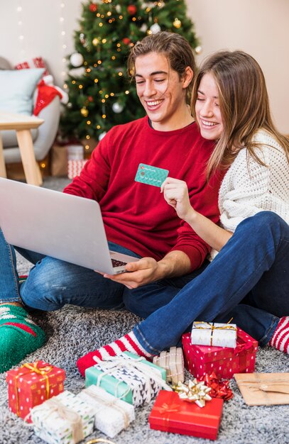 Couple shopping en ligne avec ordinateur portable