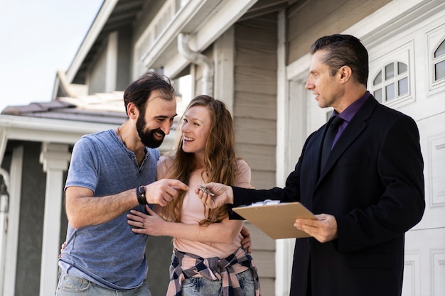 Couple signant des papiers pour une nouvelle maison