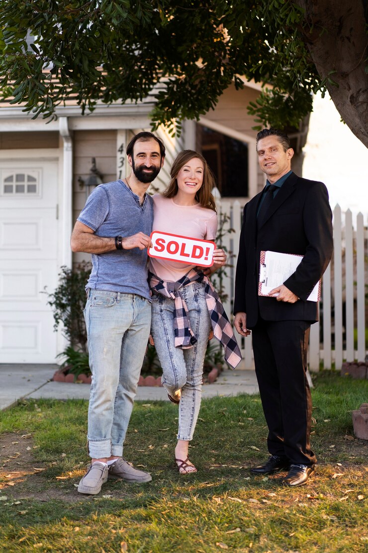 Photo gratuit couple signant des papiers pour une nouvelle maison